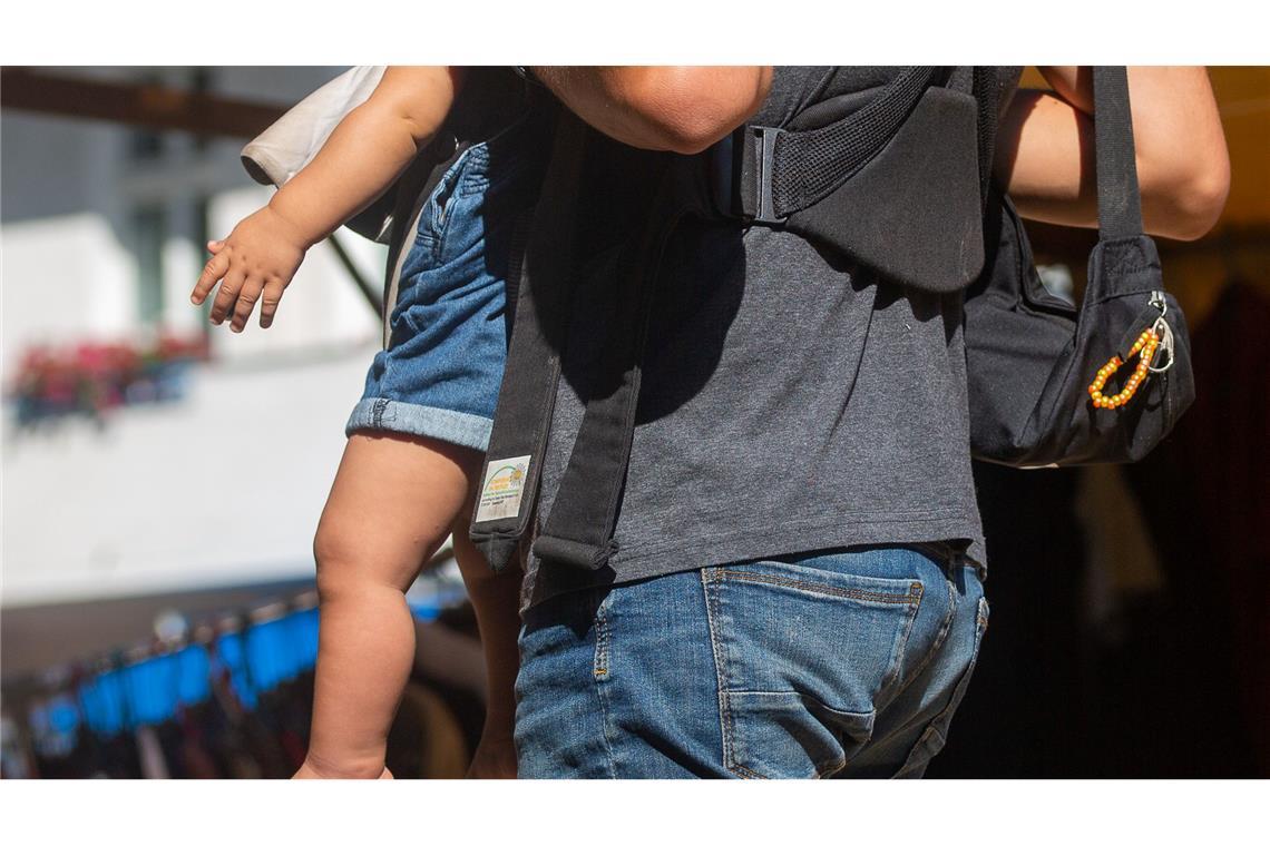 In Deutschland erklären 42 Prozent der Väter, kranke Kinder mindestens ebenso häufig zu betreuen wie ihre Partnerinnen. (Symbolbild)
