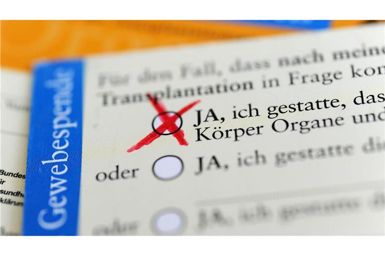 In Deutschland müssen spätere Spender zu Lebzeiten oder stellvertretend die Angehörigen einer Organentnahme explizit zustimmen. (Symbolbild)