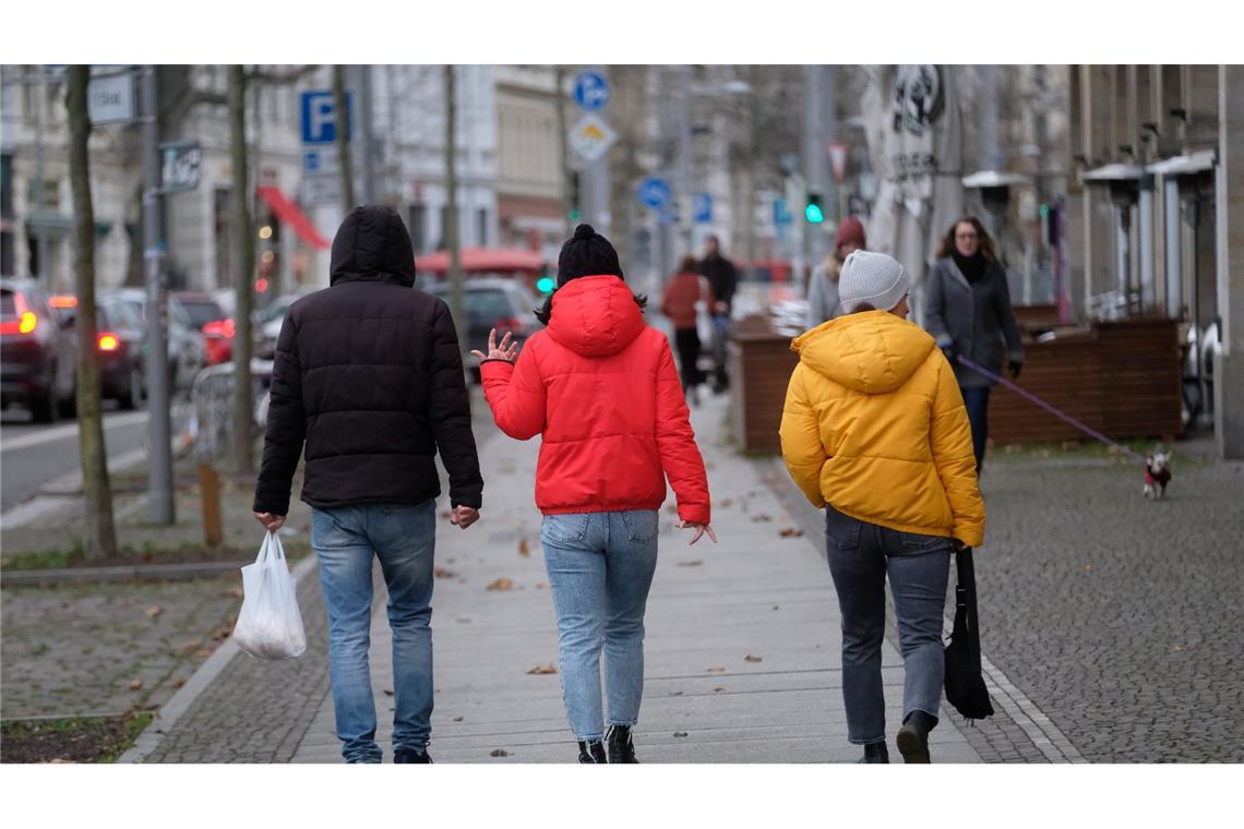 Pufferjacken - die SUVs unter den Textilien - polarisieren In Deutschland tragen viele seit Jahren in der Winterzeit gerne Pufferjacken - hier in Schwarz, Rot, Gelb. (Foto von 2021)