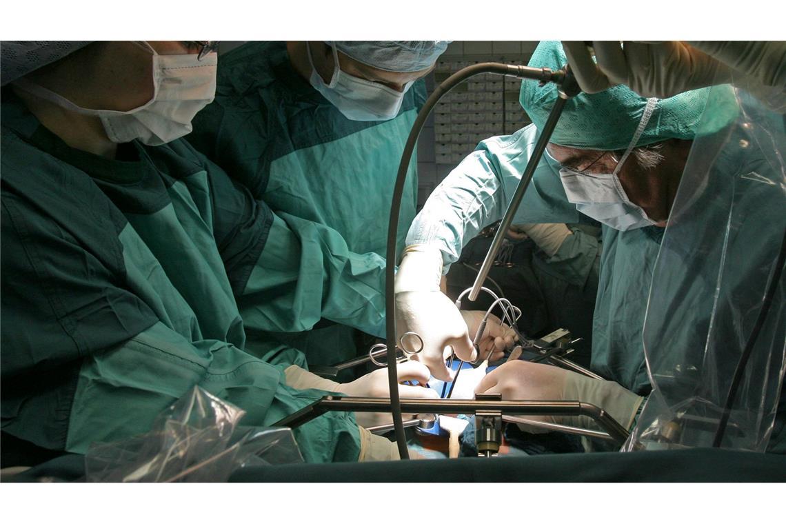 Schweineleber in lebenden Menschen transplantiert In Deutschland warten über 8.000 Menschen auf eine Organspende, vielfach schon seit Jahren.