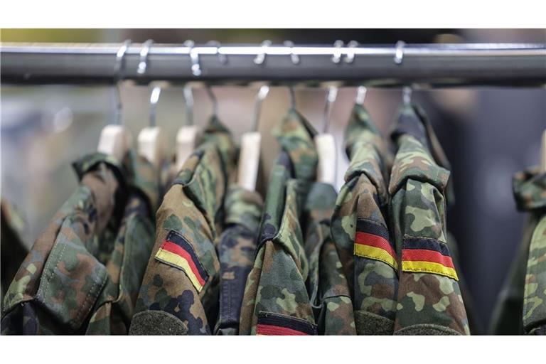 In Deutschland werden künftig wieder mehr junge Männer eine Bundeswehruniform tragen.