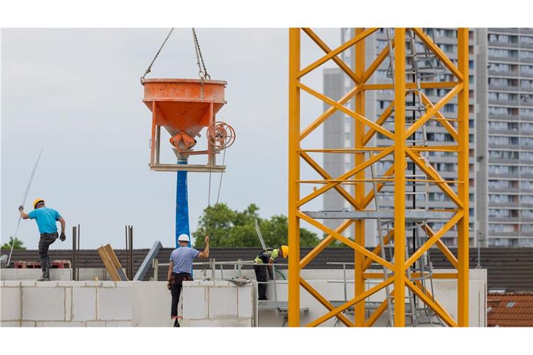 In Deutschland werden zu wenige neue Wohnungen gebaut. Hohe Kosten und strenge Auflagen erschweren den Ausbau, kritisiert die Wohnungswirtschaft. (Archivbild)