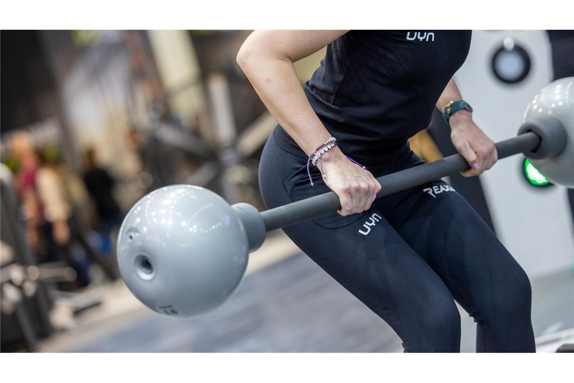 Fitnessstudios im Aufwind: Die Menschen wollen fitter sein In Deutschlands Fitness-Studios haben so viele Menschen wie noch nie einen Vertrag. (Archivbild)