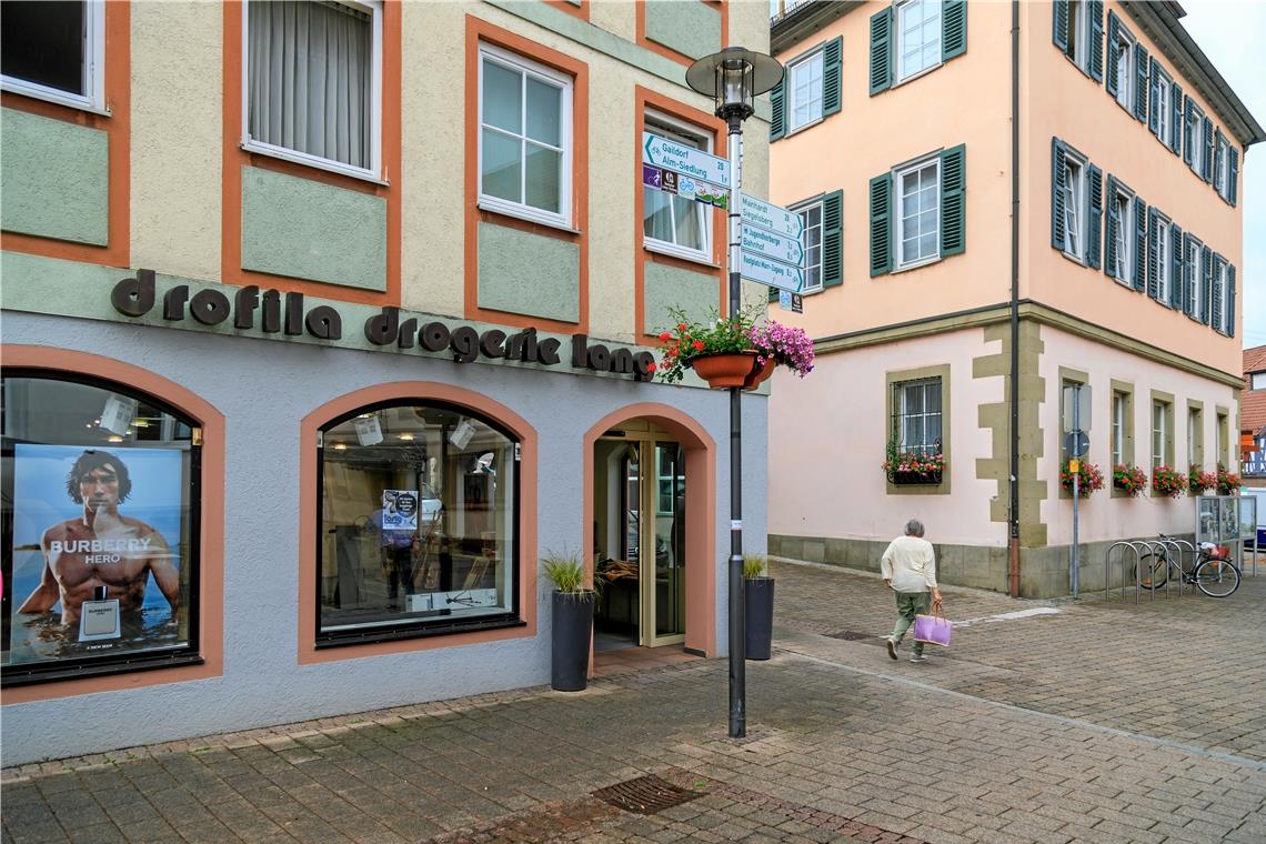 Neues Bürgerbüro soll November eröffnen In die ehemaligen Räume der Parfümerie Lang gegenüber dem Rathaus (rechts) zieht das Bürgerbüro ein. Foto: Stefan Bossow