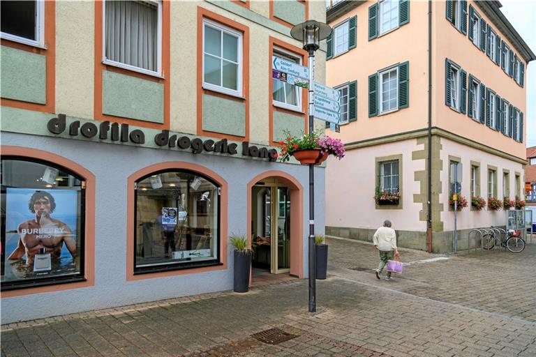 In die ehemaligen Räume der Parfümerie Lang gegenüber dem Rathaus (rechts) zieht das Bürgerbüro ein. Foto: Stefan Bossow