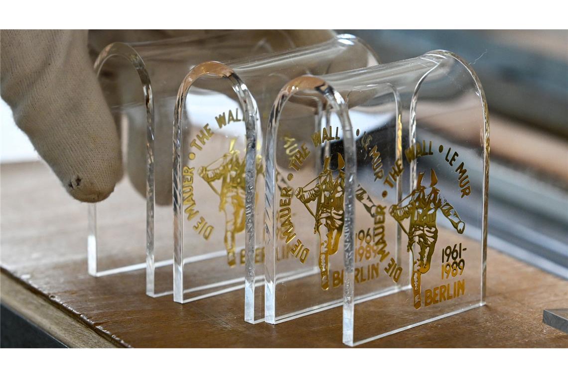 Die Mauer als Souvenir: Das Geschäft mit den Steinbrocken In diese Bögen aus Plexiglas kommt noch ein Stück Mauer.
