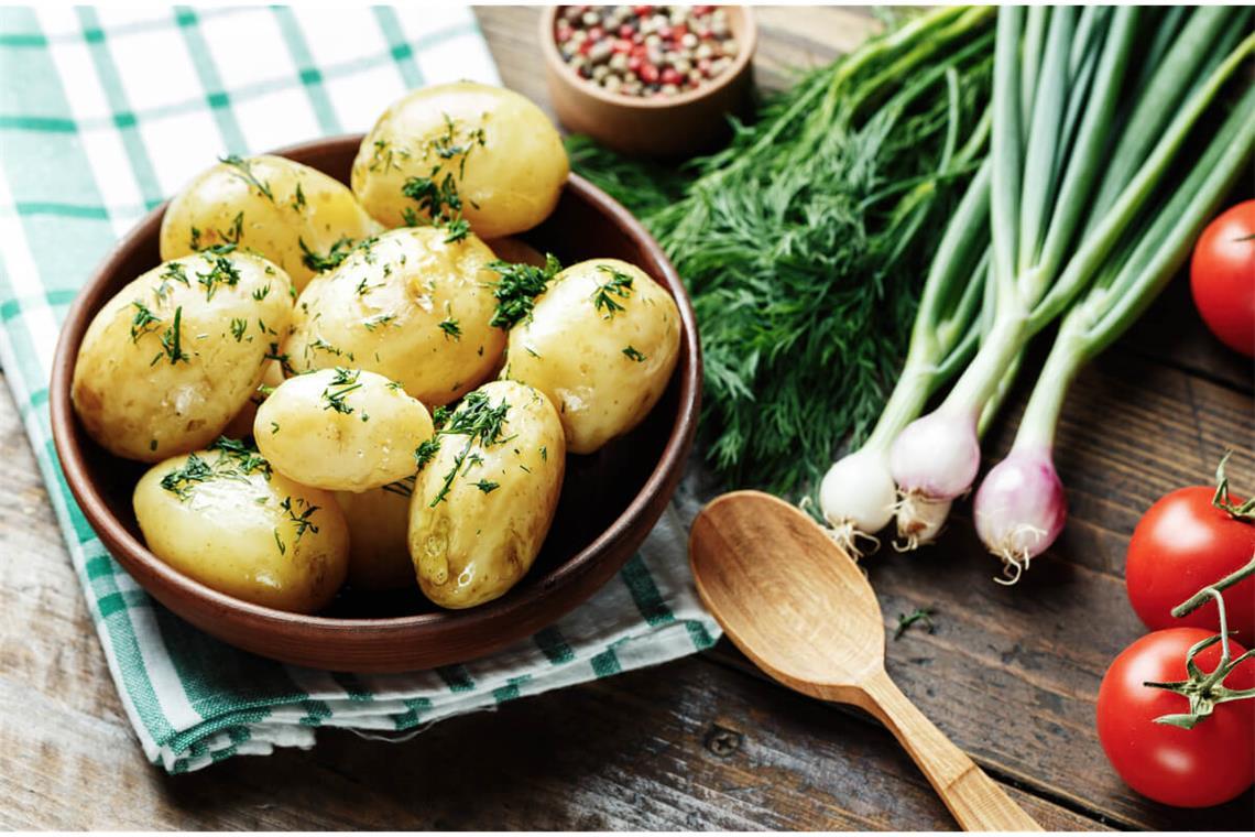 In diesem Artikel zeigen wir Ihnen 4 Möglichkeiten, wie Sie Pellkartoffeln richtig aufzuwärmen und worauf Sie dabei achten sollten.