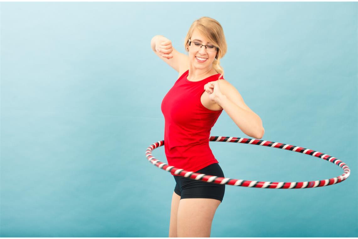 Mit Hula Hoop abnehmen - So klappt's (4 Regeln) In diesem Artikel zeigen wir Ihnen, worauf Sie achten müssen, wenn Sie mit dem neuen Fitnesstrend Hula Hoop abnehmen möchten.