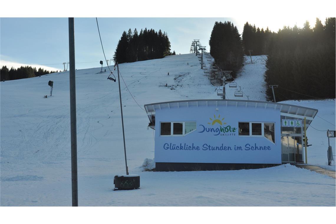 Wo die Schneekanonen schweigen In diesem auf 1054 Metern Höhe gelegenen Dorf in Tirol könnte man Ski fahren, wenn die Liftanlage liefe.