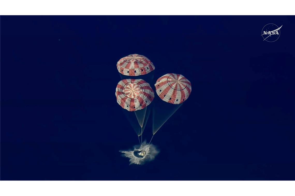 In diesem Bild aus einem von der NASA zur Verfügung gestellten Video taucht die "Artemis 2" Orion-Kapsel in den Pazifischen Ozean ein.