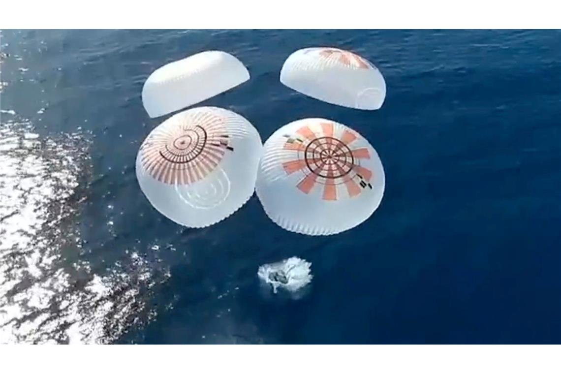 Bilder des Tages In diesem Bild aus einem von SpaceX zur Verfügung gestellten Video taucht die Dragon-Kapsel mit vier Personen an Bord vor der Küste Kaliforniens in den Pazifischen Ozean ein.