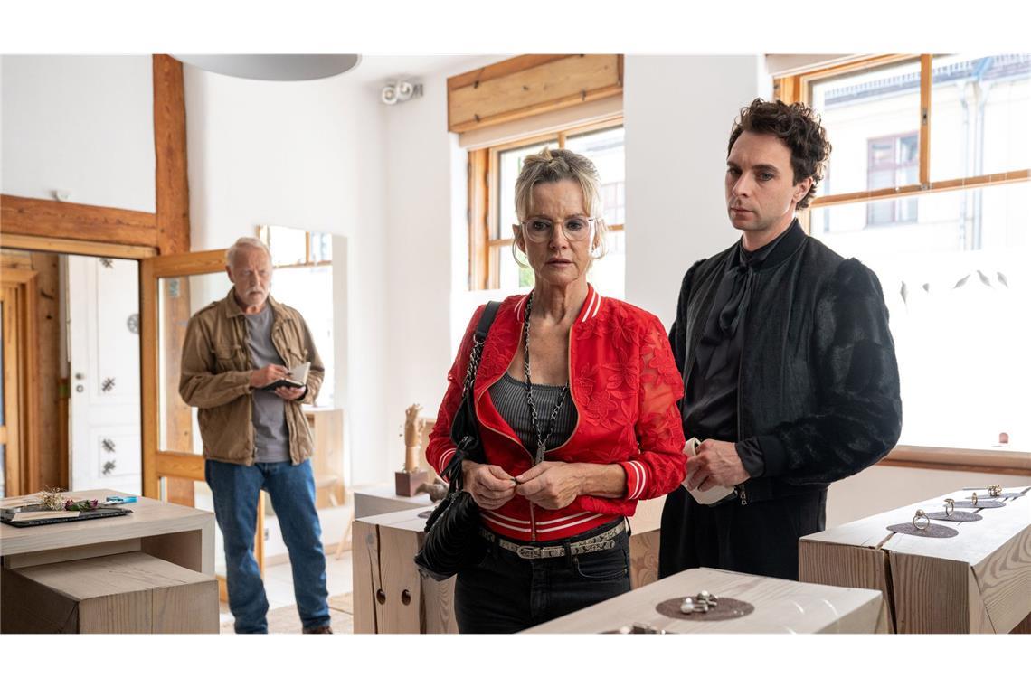 In diesem Juwelierladen starb ein Mann. Wer trägt die Verantwortung dafür? Die Kommissare Karl Rogov (Frank Leo Schröder, li.) und Vincent Ross (André Kaczmarczyk) befragen die Angestellte Katrin Gollwitz (Esther Esche).