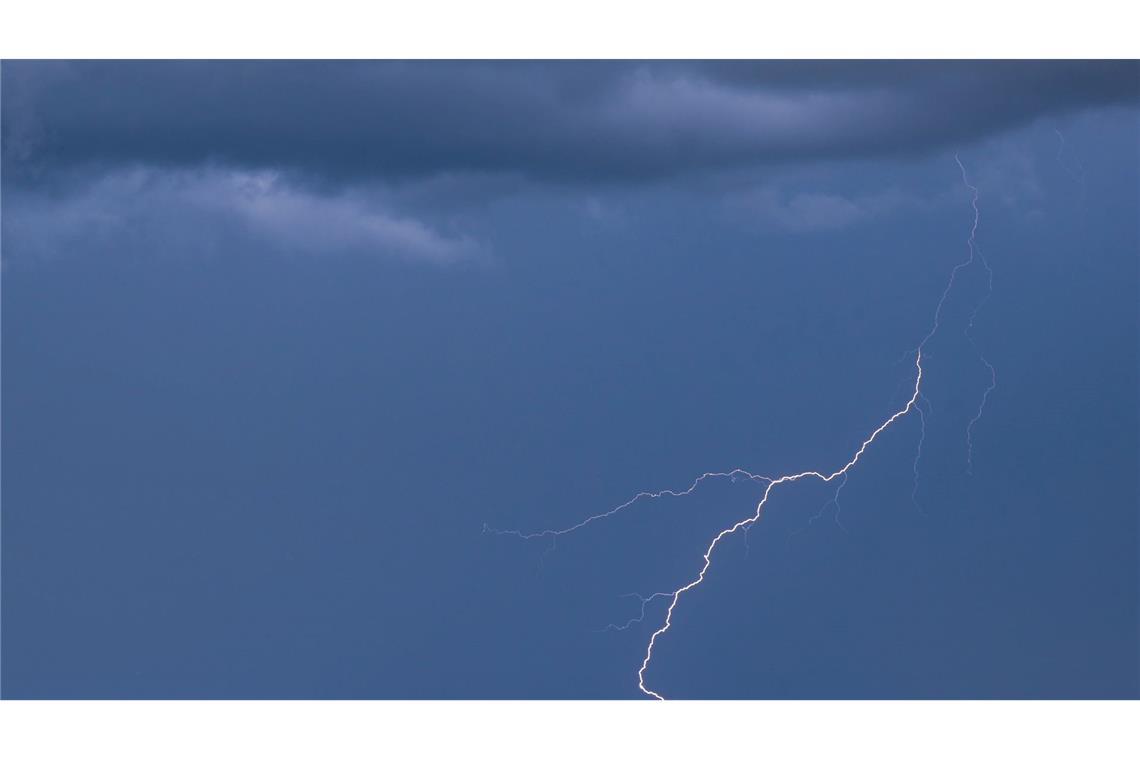 In diesem Sommer sind bislang weniger Blitze bei Gewittern erfasst worden. (Archivbild)