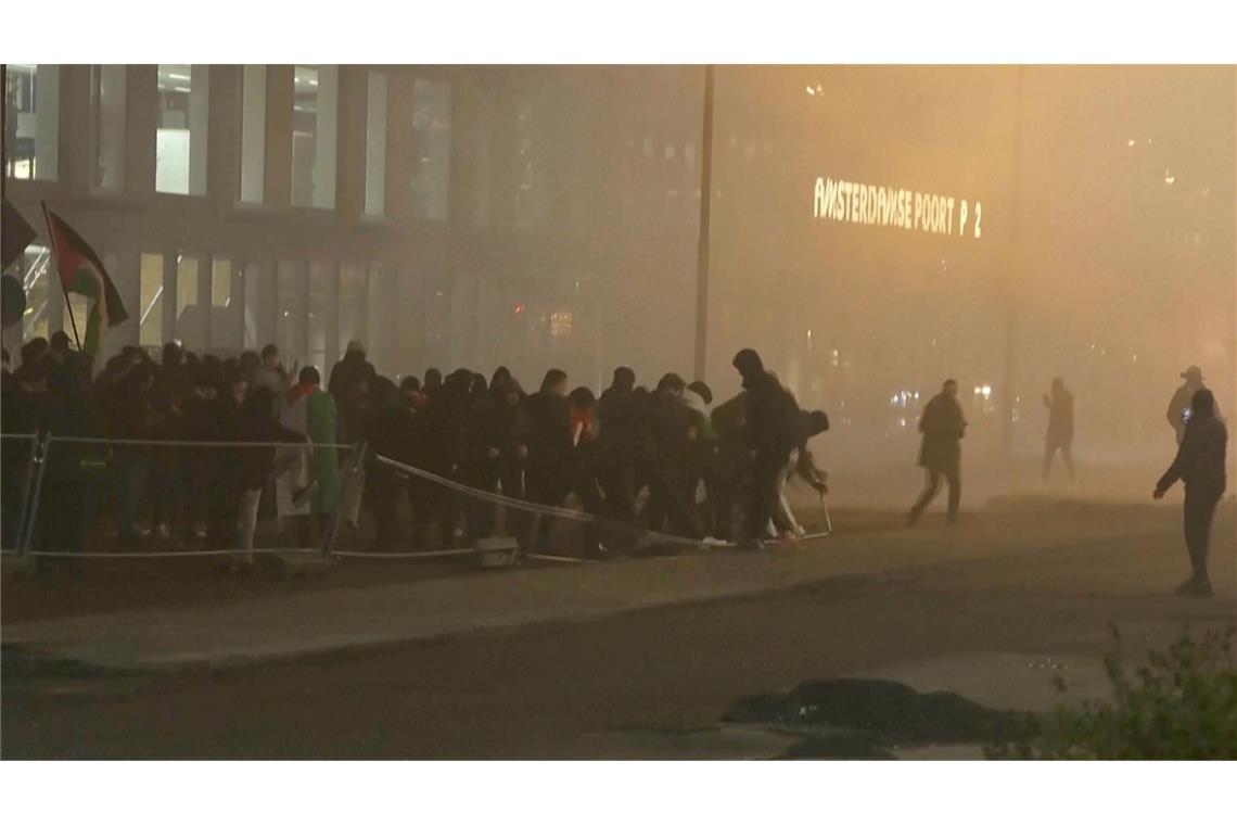 Haftstrafen für Gewalt gegen Israelis in Amsterdam In diesem Videostandbild werfen pro-palästinensische Demonstranten eine Metallbarriere in der Nähe des Fußballstadions in Amsterdam um. (Archiv)