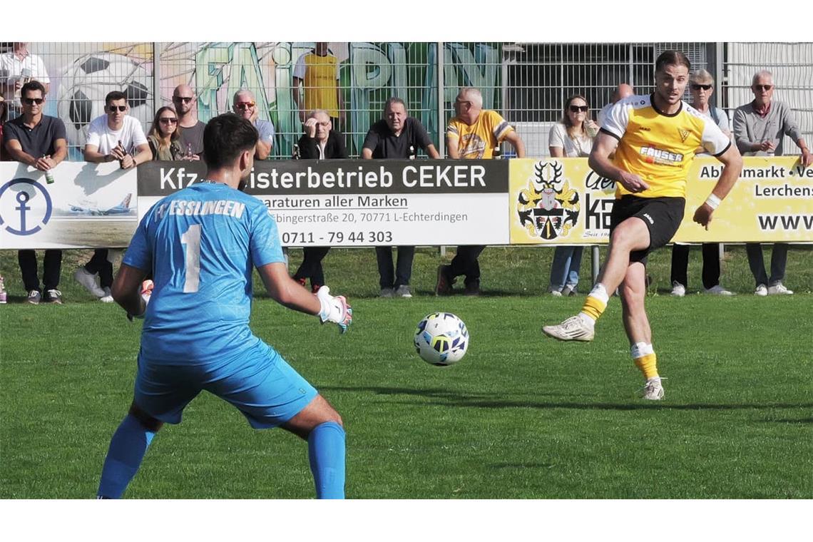 In dieser Szene zielte Echterdingens Torjäger David Govorusic noch nicht genau. Das sparte er sich bis kurz vor dem Ende der Partie gegen den Spitzenreiter Esslingen auf.