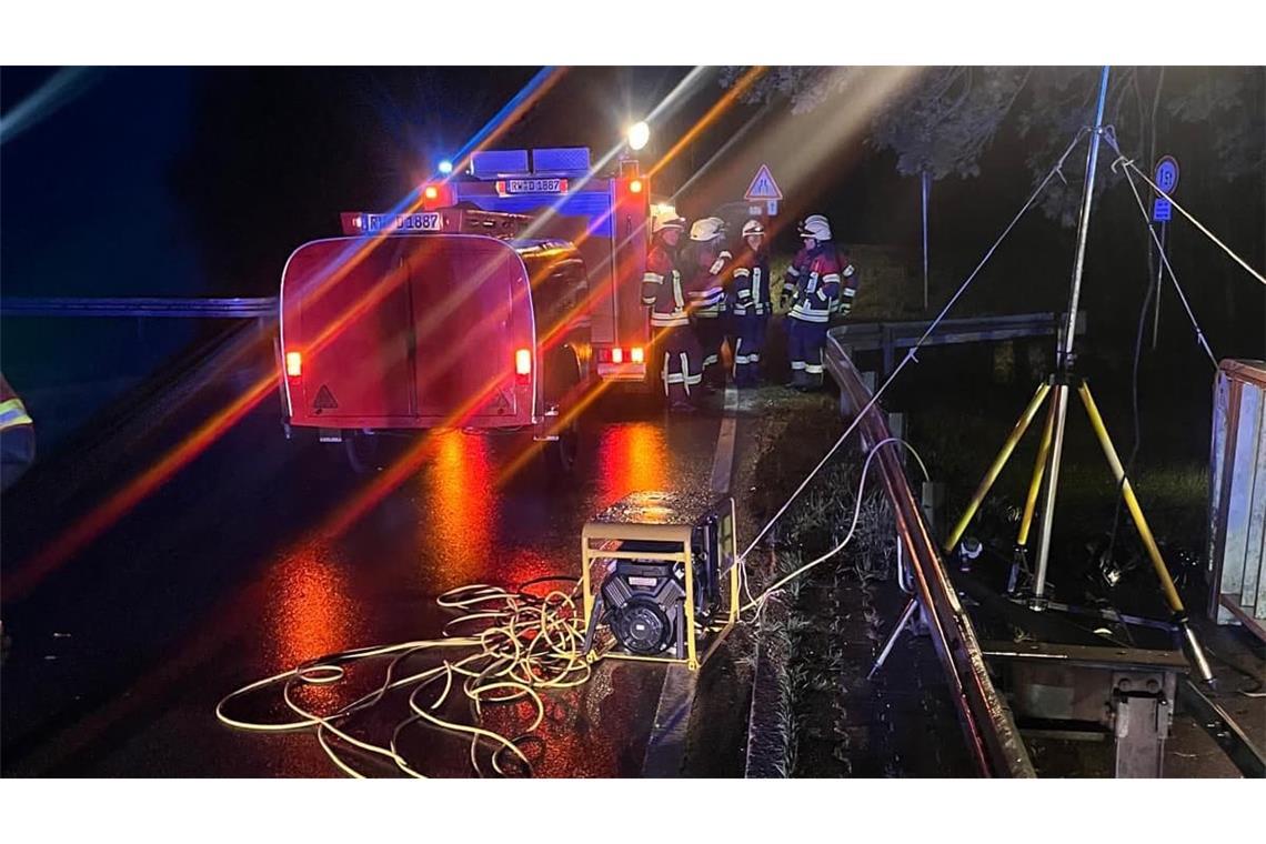 In Dietingen kam ein Autofahrer von der Straße ab und landete im Schwarzenbach. Feuerwehr und Polizei fanden ihn erst nach einer Suche im angrenzenden Wald.