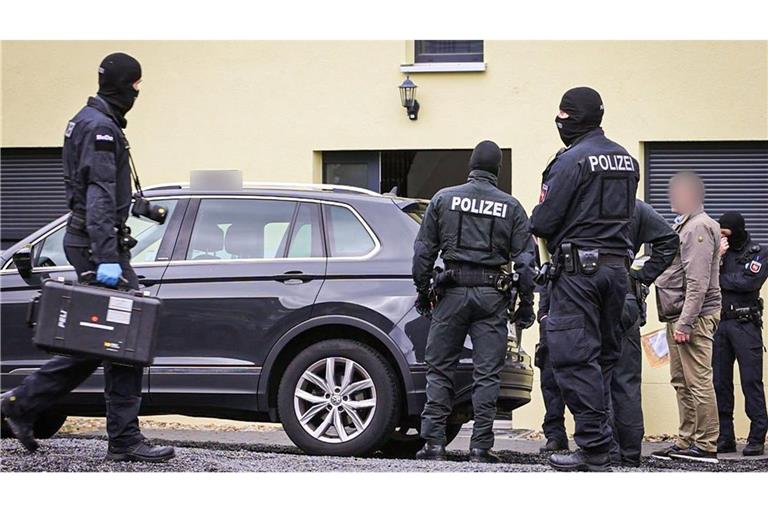 In drei Bundesländern – auch in Baden-Württemberg – durchsuchten Ermittler Wohnungen der Männer, die im Verdacht stehen, eine rechtsradikale bewaffnete Gruppe gebildet zu haben. Das Bild stammt von einer Durchsuchung im niedersächsischen Hildesheim.