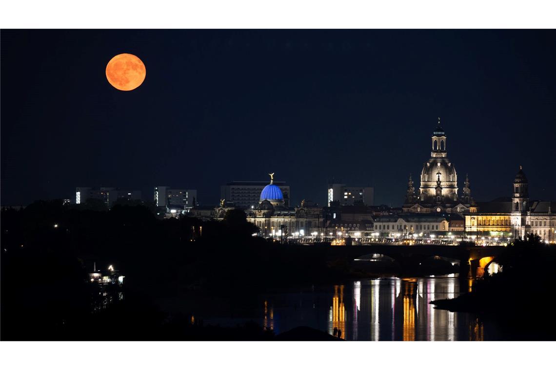 Blassroter Erdbeermond ziert Nachthimmel über Deutschland