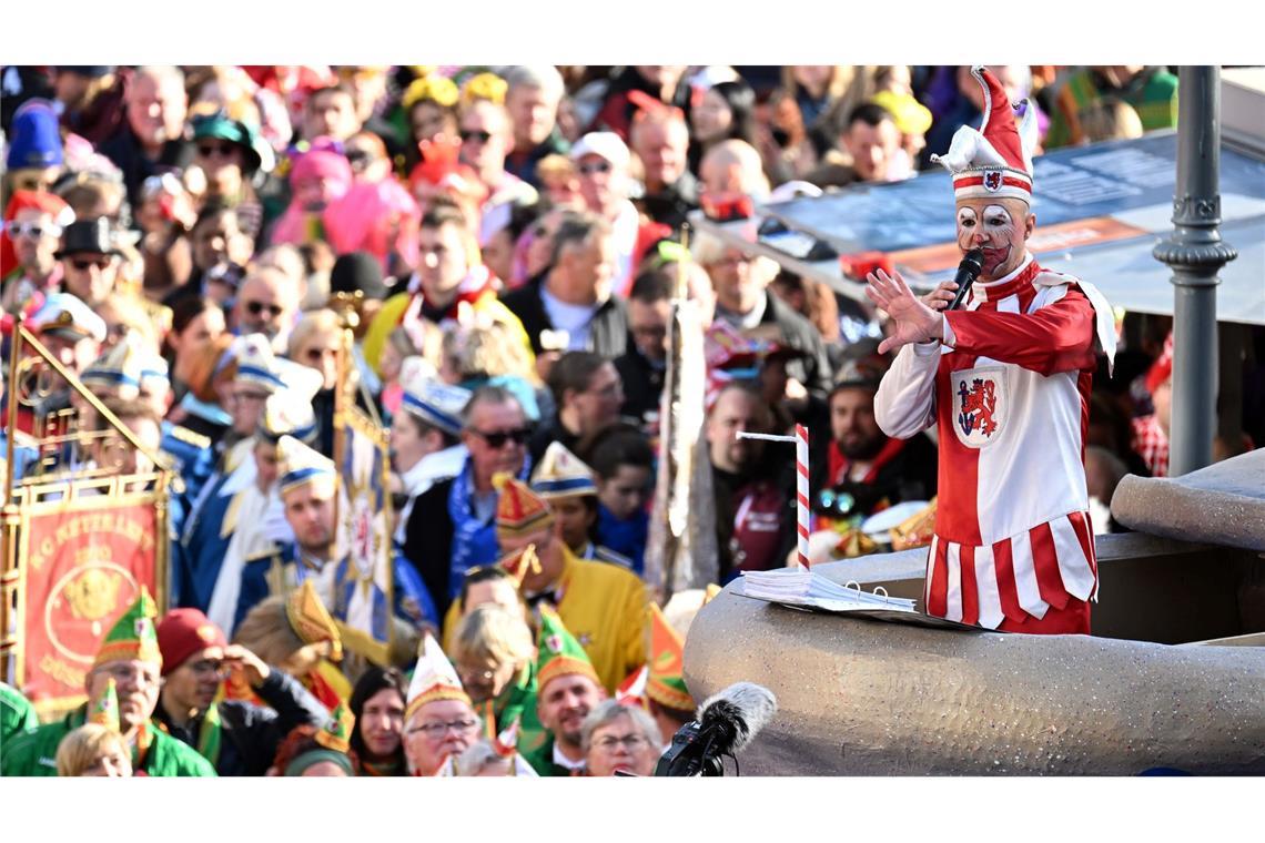In Düsseldorf erwachte um 11.11 Uhr der Hoppeditz zum Leben.