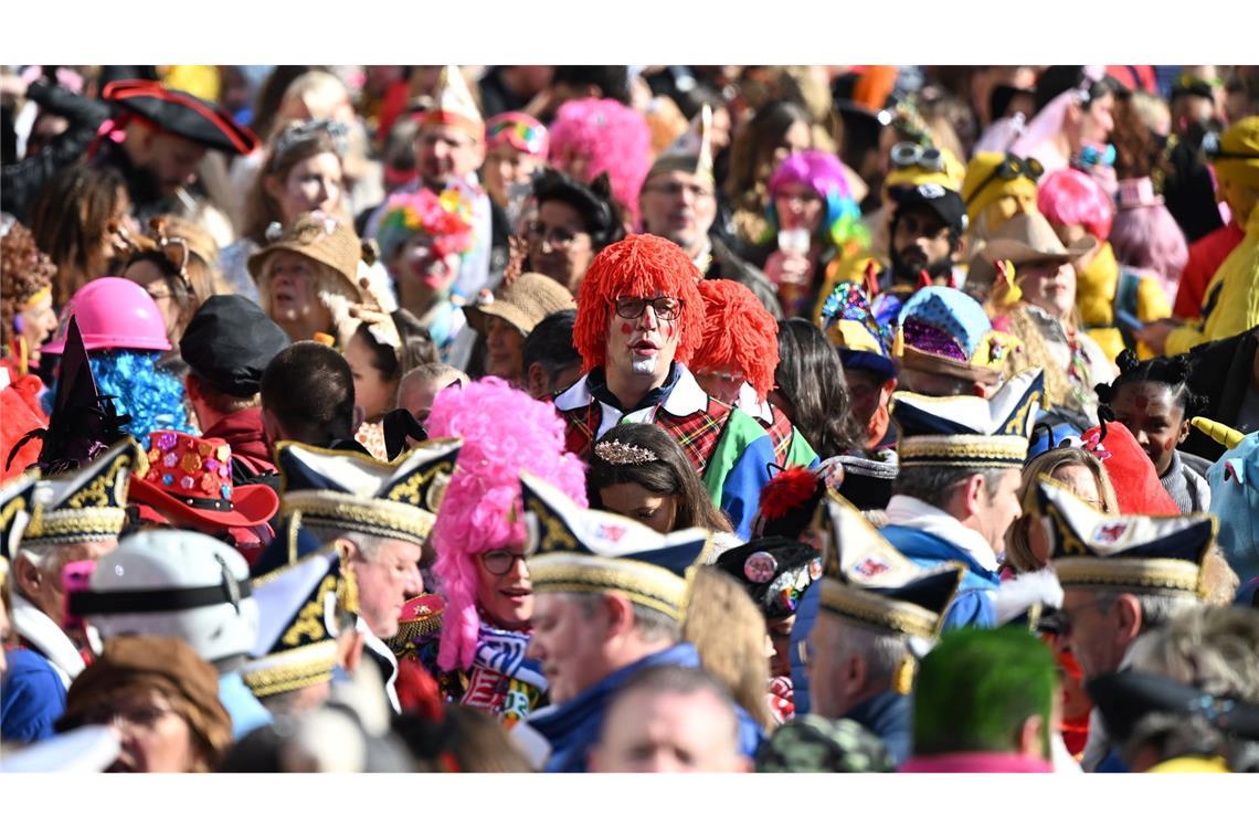 Straßenkarneval beginnt unter starkem Polizeischutz In Düsseldorf hat der Straßenkarneval begonnen.