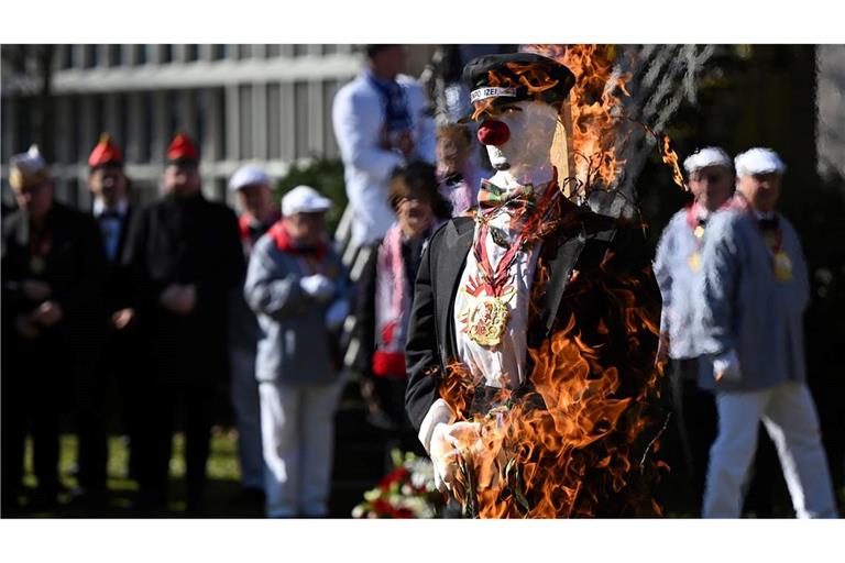 In Düsseldorf stand der Hoppeditz in Flammen.