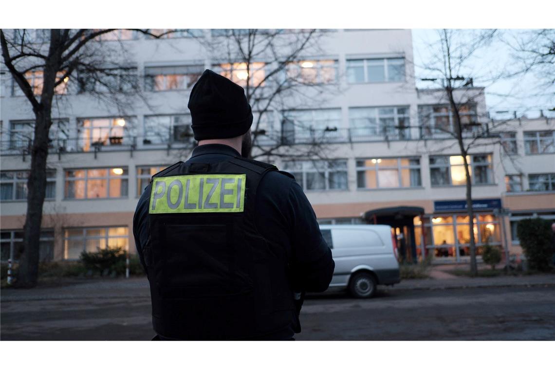 Machete im Seniorenheim: Vater soll Tochter verletzt haben In einem Berliner Seniorenheim soll ein Mann seine Tochter mit einer Machete schwer verletzt haben.