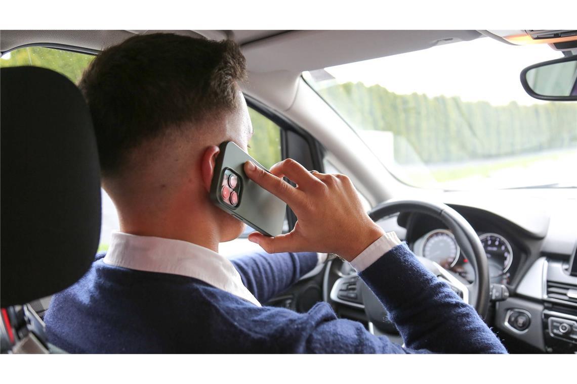 In diesen Reiseländern wird es für Verkehrssünder besonders teuer In einem europäischen Land kostet es 850 Euro, wenn man mit dem Handy am Steuer erwischt wird. (Symbolbild)