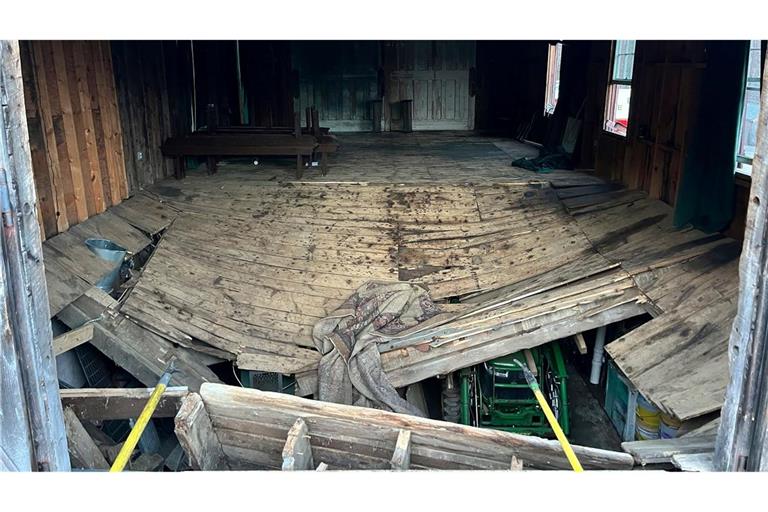 In einem Gebäude in ländlicher Natur sollte die Trauung stattfinden - Überfüllung könnte die Ursache für den Einbruch des Holzfußbodens sein.