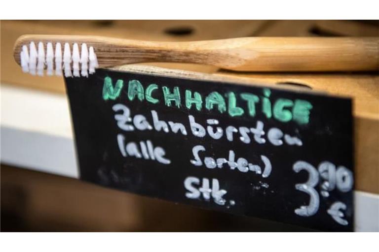 In einem Laden in Bremen wird eine nachhaltige Zahnbürste aus Holz angeboten. 