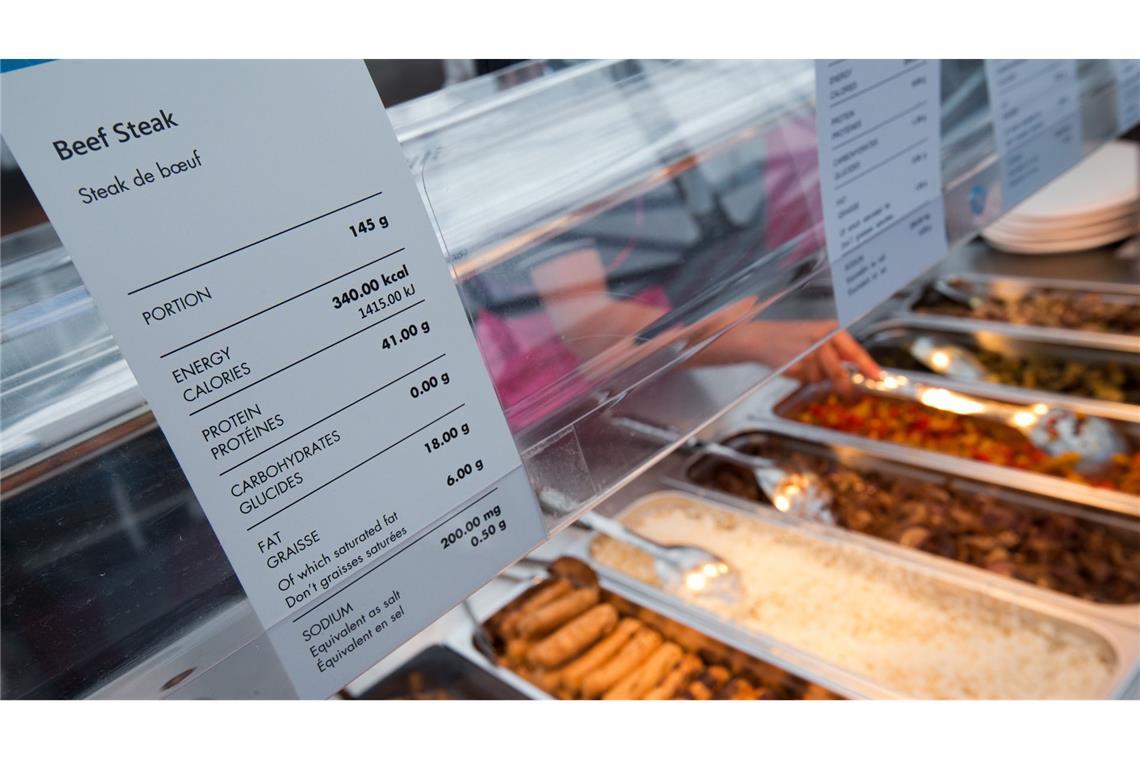 Engländer essen trotz Kalorien-Angaben gleich üppige Speisen In einem Restaurant stehen die Angaben zu Kalorien und Nährwerten auf einem Hinweisschild.