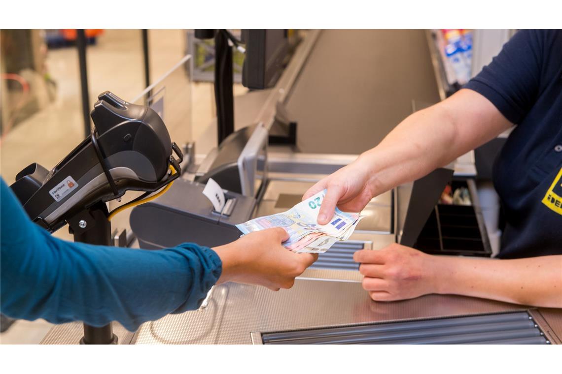 Bundesbank: Zugang zu Bargeld aufwendiger geworden In einem Supermarkt hebt eine Kundin beim Bezahlen auch gleich Bargeld ab.