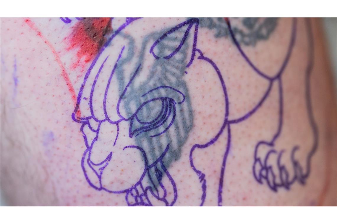 Dieses Tattoo-Studio verwandelt Reichsadler in Panther In einem Tattoo-Studio in Siegen werden Reichsadler, Hakenkreuze und andere Hass-Symbole kostenlos mit neuen Tattoos übermalt.