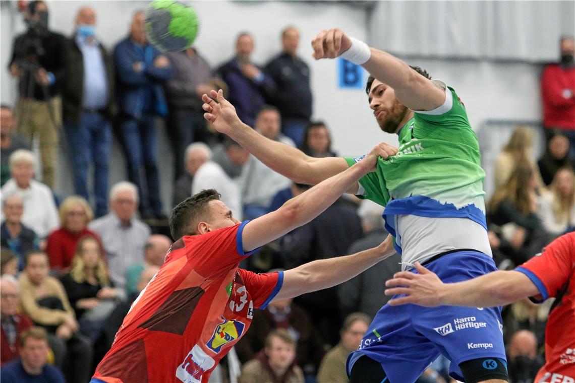 Riesenjubel nach Sieg beim alten Rivalen In einem umkämpften Duell nicht aufzuhalten: Ruben Sigle (rechts) und der HCOB. Am Ende waren die Gäste mit 33:31 obenauf. Foto: A. Hornauer