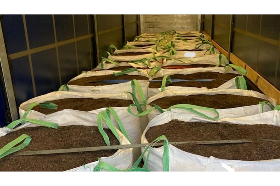 In einem vom französischen Zoll gestoppten Lastzug befand sich auf den ersten Blick nur Blumenerde. (Handout-Foto)