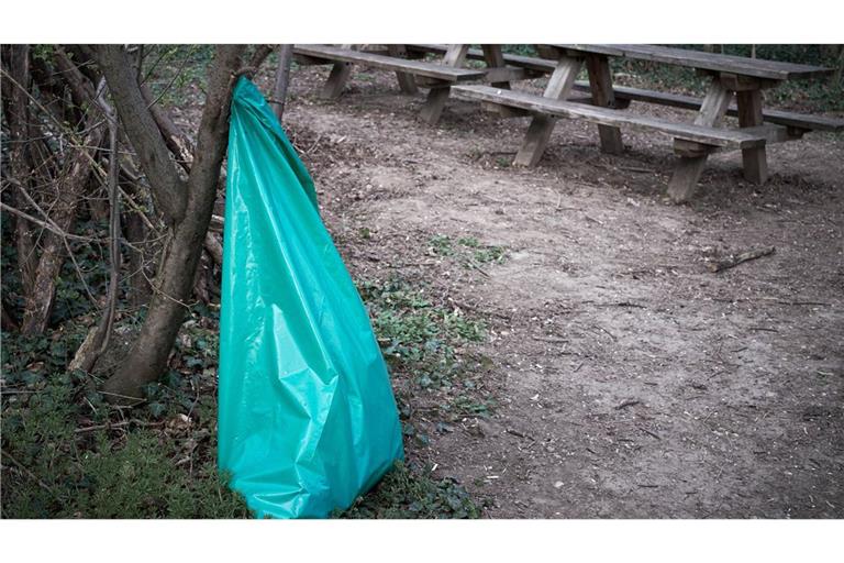In einem Wald in Baden-Baden ist ein toter Hund in einem Müllsack gefunden worden (Symbolfoto).