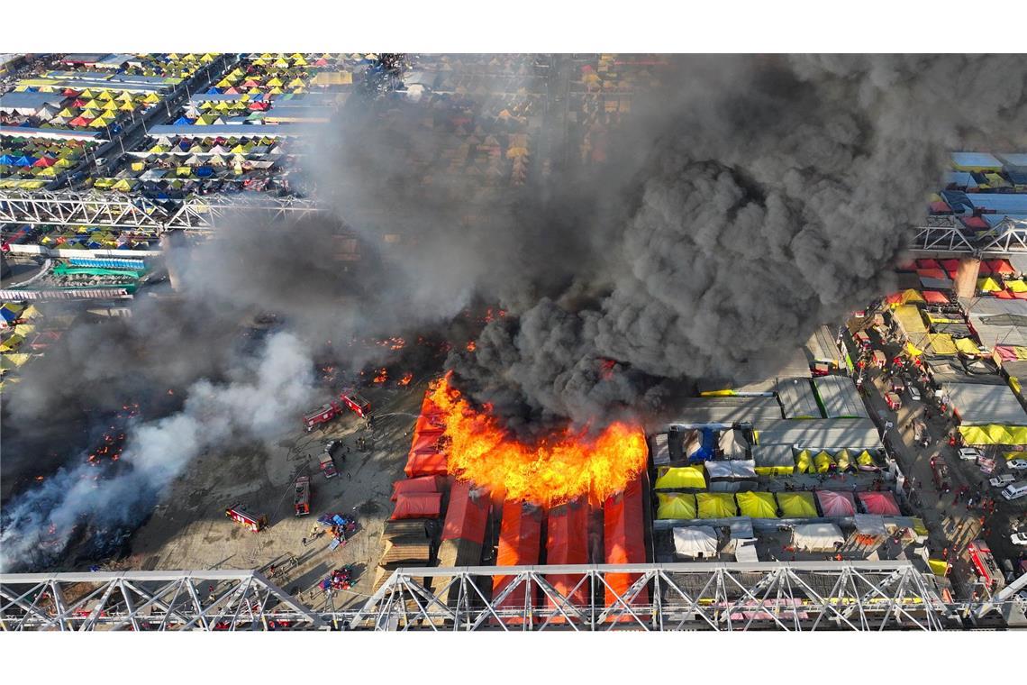 Bilder des Tages In einem Zeltlager während des 45-tägigen Maha-Kumbh-Festivals ist ein Feuer ausgebrochen