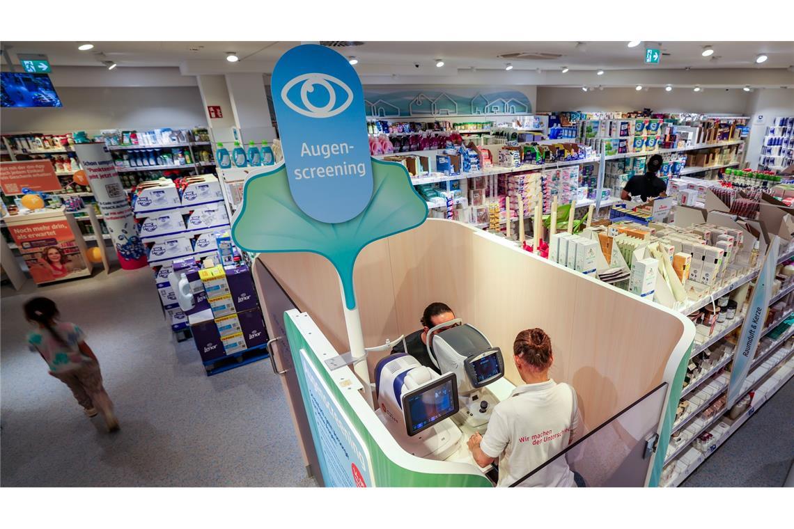 Gesundheitsangebote in der Drogerie - dm kontert Kritik In einer Box mitten in der Filiale wird das Augenscreening durchgeführt.
