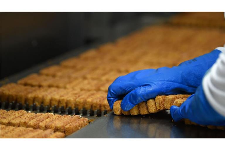 In einer Fabrik werden Fischstäbchen verpackt (Archivbild).