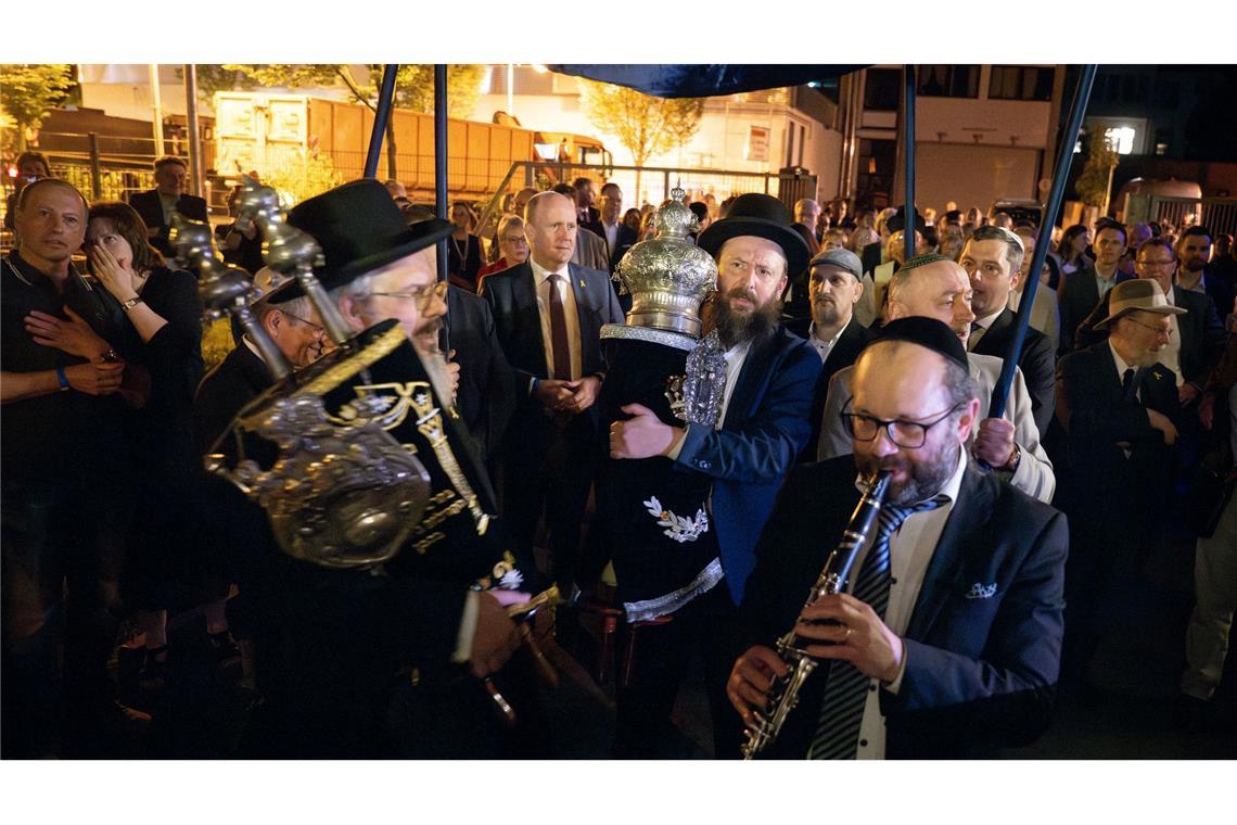 In einer feierlichen Prozession trifft die neue Torarolle an der Synagoge in Hanau ein.