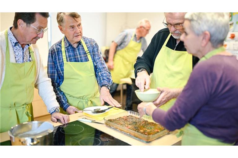 In einer Lehrküche begegnen sich in Ludwigshafen einmal im Monat Männer, die mehr verbindet als Kochen.