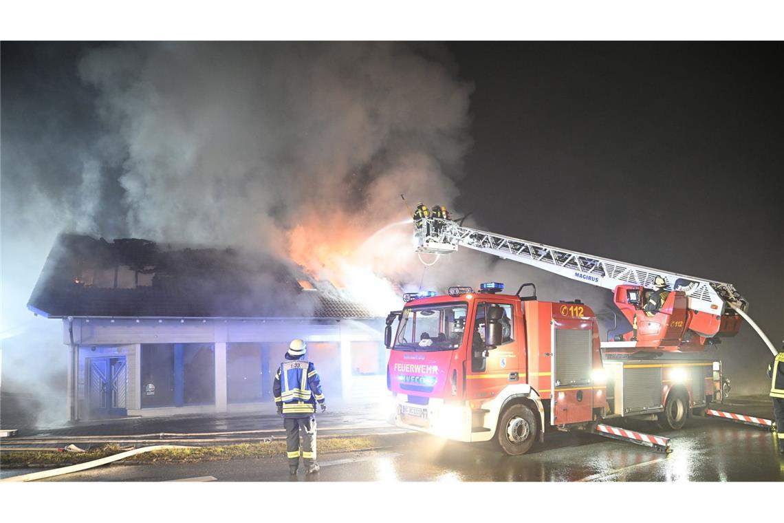 Großbrand in Motorradwerkstatt - 100 Maschinen beschädigt In einer Motorradwerkstatt hat es gebrannt.