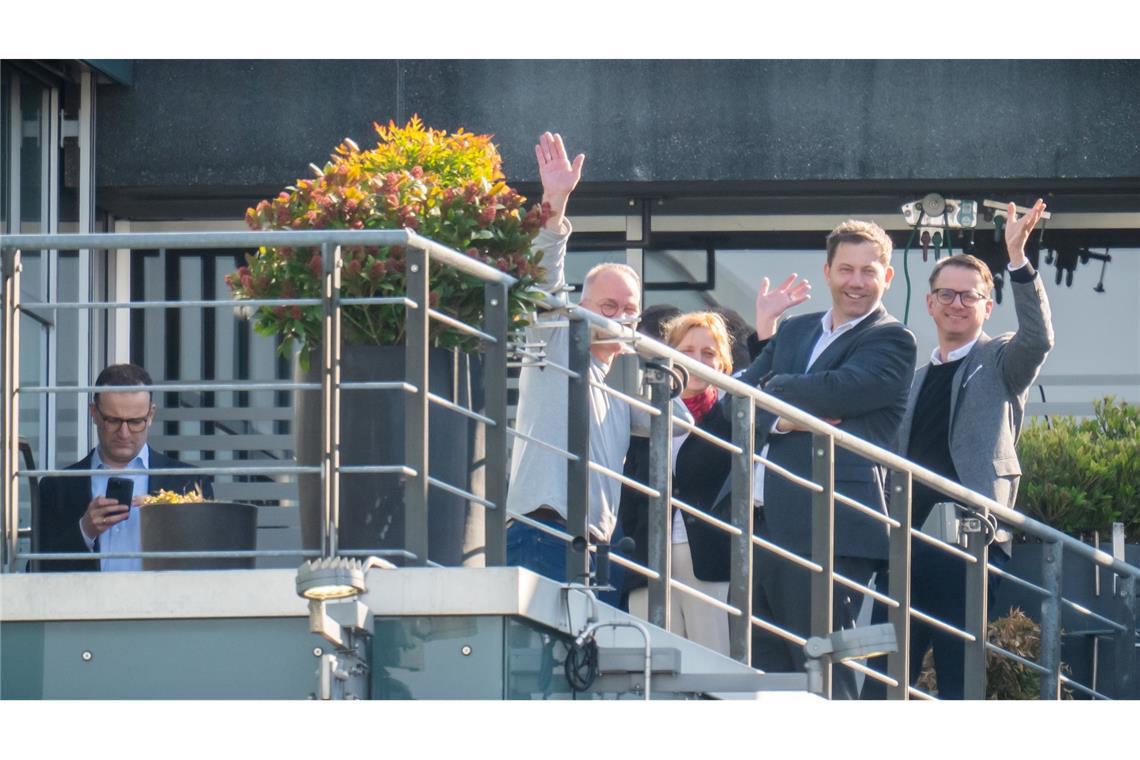 Schwarz-rote Sondierer auf Jamaika-Spuren In einer Pause kommen Verhandler von Union und SPD auf eine Terrasse an der Spree.