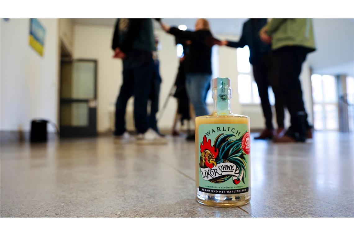 In einer Sonderedition ist der letzte Buchstabe bei "Likör ohne Ei" noch durch eine Hahnenfeder verdeckt. Jetzt erlaubt das Urteil wieder den ganzen Schriftzug.