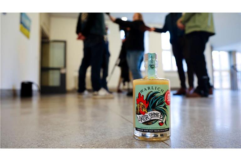 In einer Sonderedition ist der letzte Buchstabe bei "Likör ohne Ei" noch durch eine Hahnenfeder verdeckt. Jetzt erlaubt das Urteil wieder den ganzen Schriftzug.