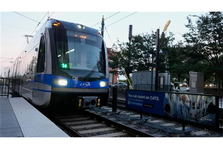 In einer Stadtbahn in den USA kam es zu einem tödlichen Angriff auf eine junge Frau.