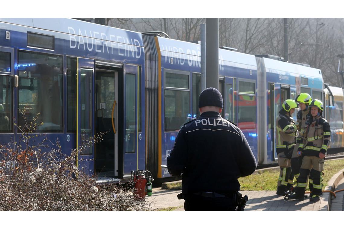 Frau angezündet - Täter auf der Flucht In einer Straßenbahn in Gera wurde eine Frau bei einem Brandanschlag schwer verletzt.