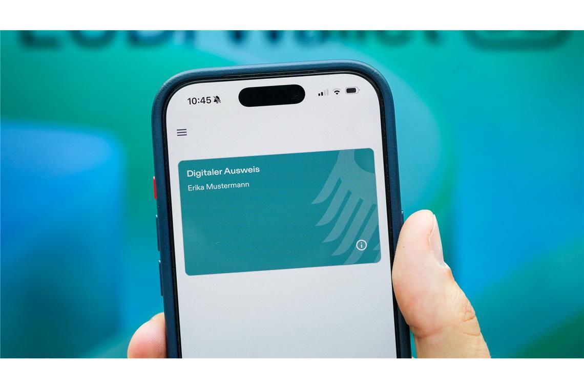 In einer Wallet auf dem Handy könnten bald "digitale Zwillinge" von Ausweis, Führerschein und Co. gespeichert werden. (Symbolbild)