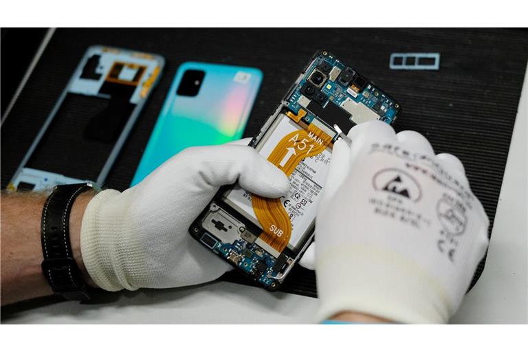 In einer Werkstatt wird ein altes Smartphone wiederaufbereitet.