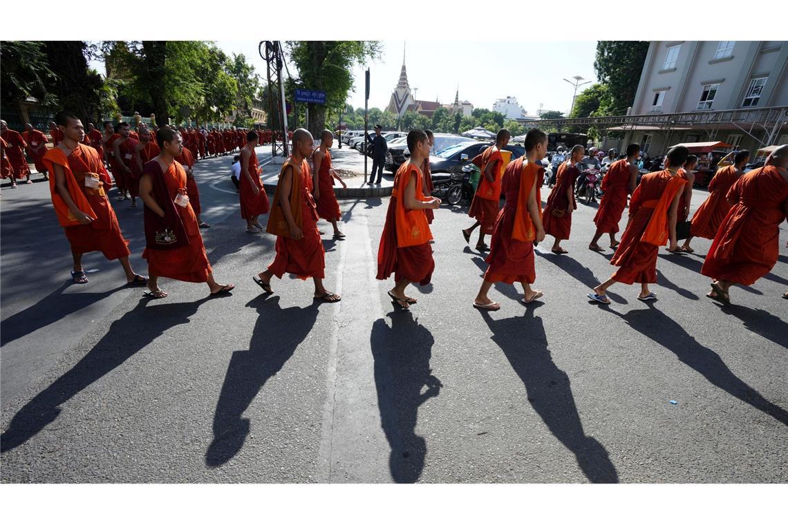 Bilder des Tages In einer Zeremonie in Phnom Penh gedenken kambodschanische Mönche der Soldaten, die bei Kämpfen mit thailändischen Truppen in Grenzgebieten starben. Sie zogen betend durch die Straßen und segneten die Überreste der Gefallenen.