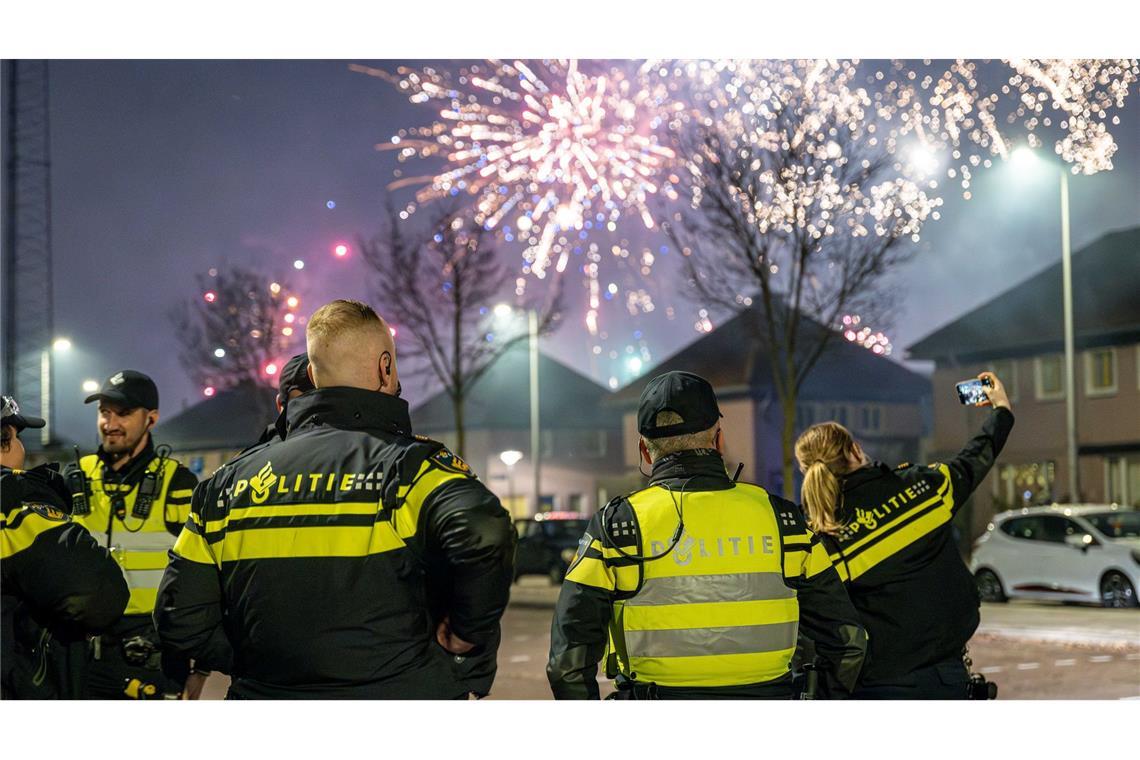 In einigen niederländischen Städten wurde die Polizei mit Böllern beworfen.